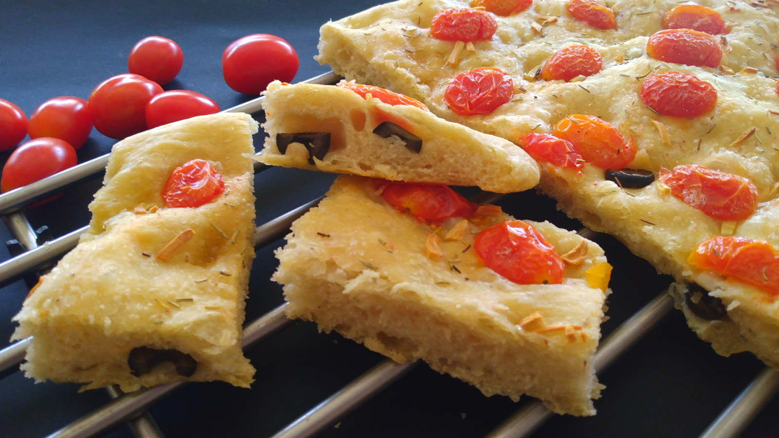 Focaccia de Tomate y Aceitunas